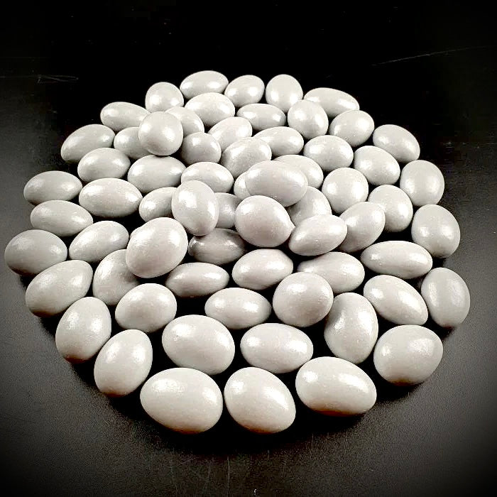 Sudrabaini pelēkas dragejas ar mandelēm pienā beļģu šokolādē