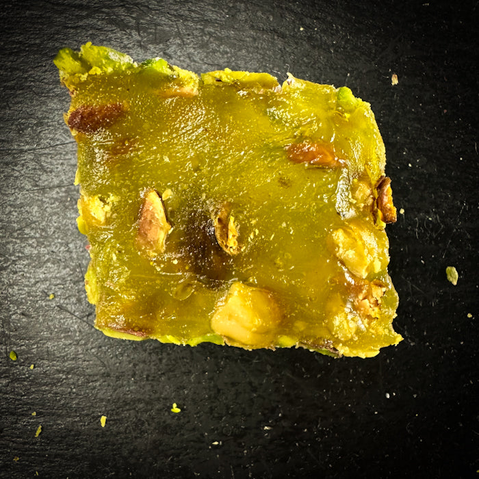 Medus viģes lukums ar grieztam pistacijam