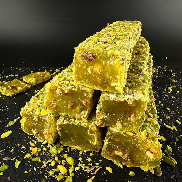 Medus viģes lukums ar grieztam pistacijam