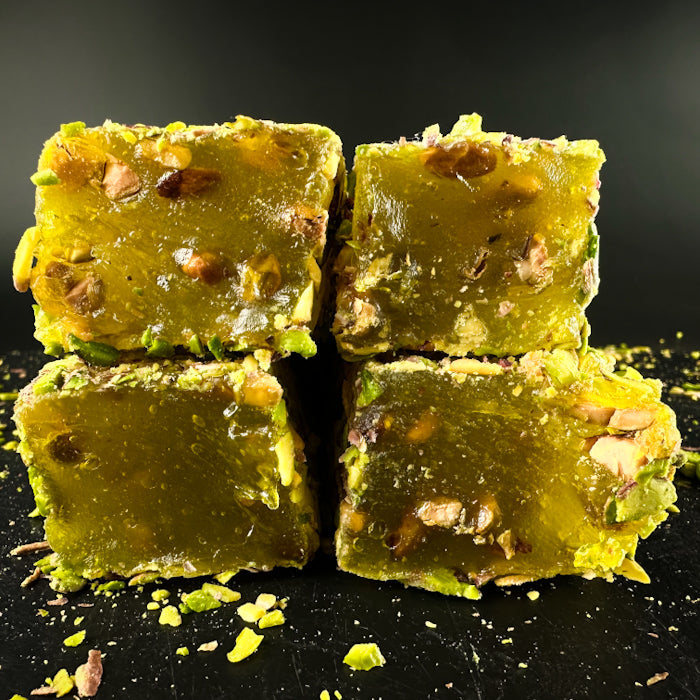 Medus viģes lukums ar grieztam pistacijam