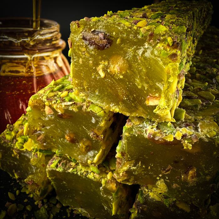 Medus viģes lukums ar grieztam pistacijam