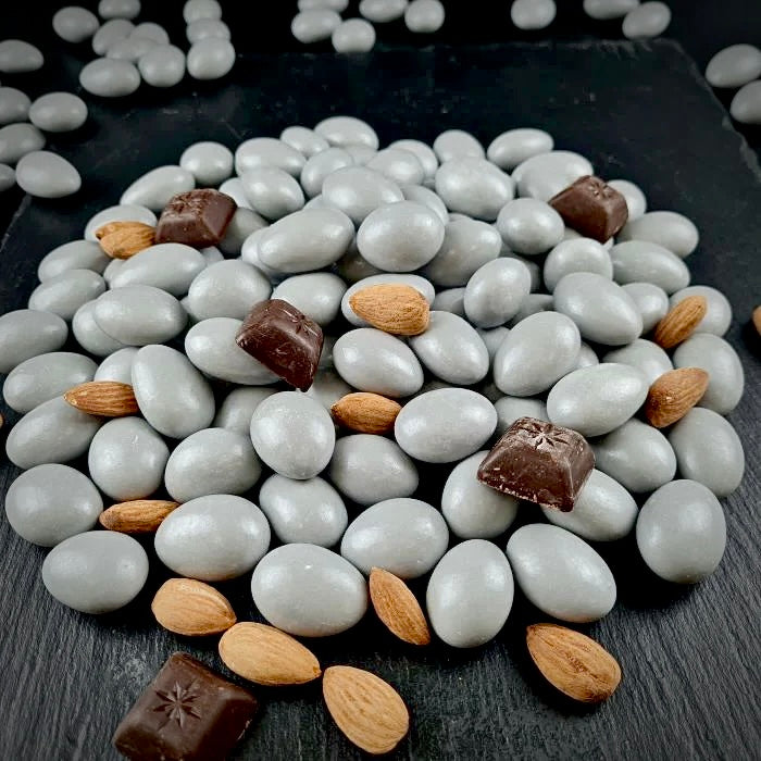 Sudrabaini pelēkas dragejas ar mandelēm pienā beļģu šokolādē