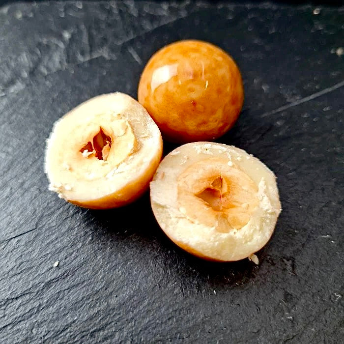 Тирамису драже с красивым блюдом из белой шоколадки