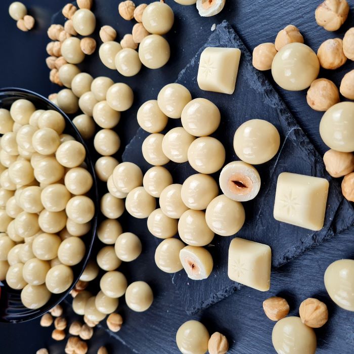 Dražejas ar lazdu riekstiem baltā beļģu šokolādē