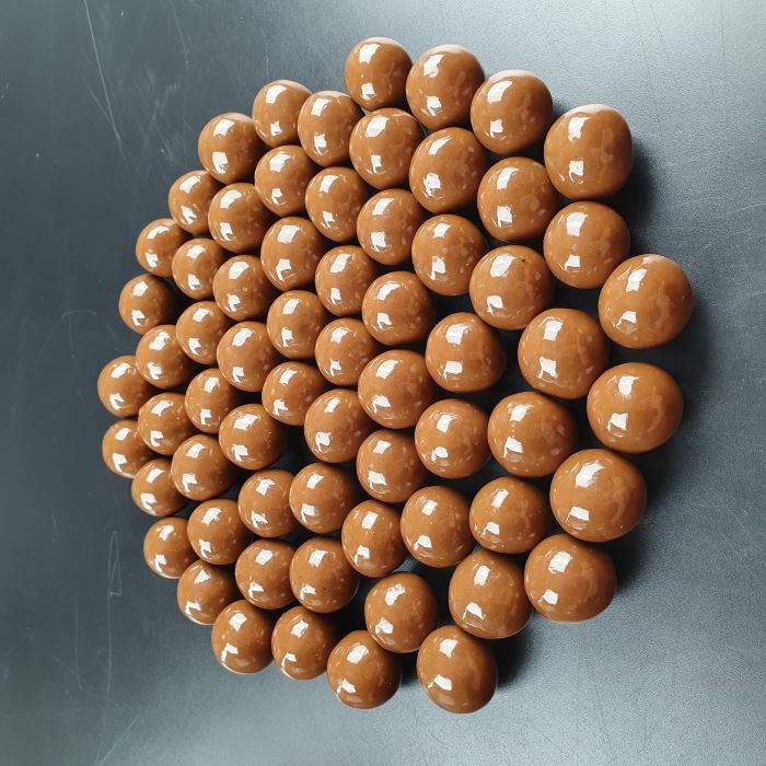 Дражеяс ar lazdu riekstiem piena beļģu šokolādē