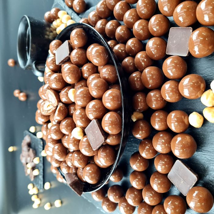 Дражеяс ar lazdu riekstiem piena beļģu šokolādē