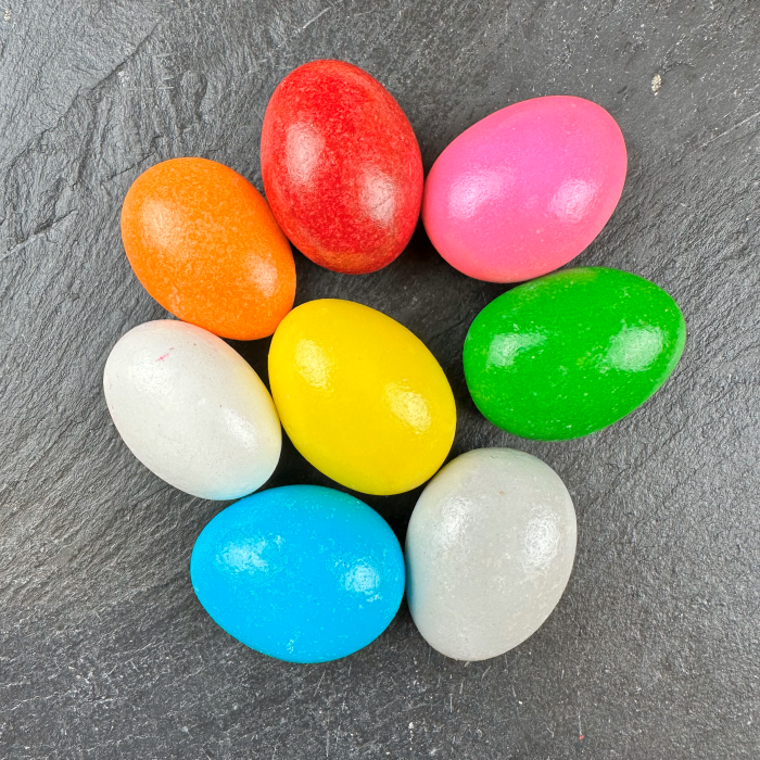 Daudzkrāsainas dragejas ar mandelēm piena beļģu šokolādē