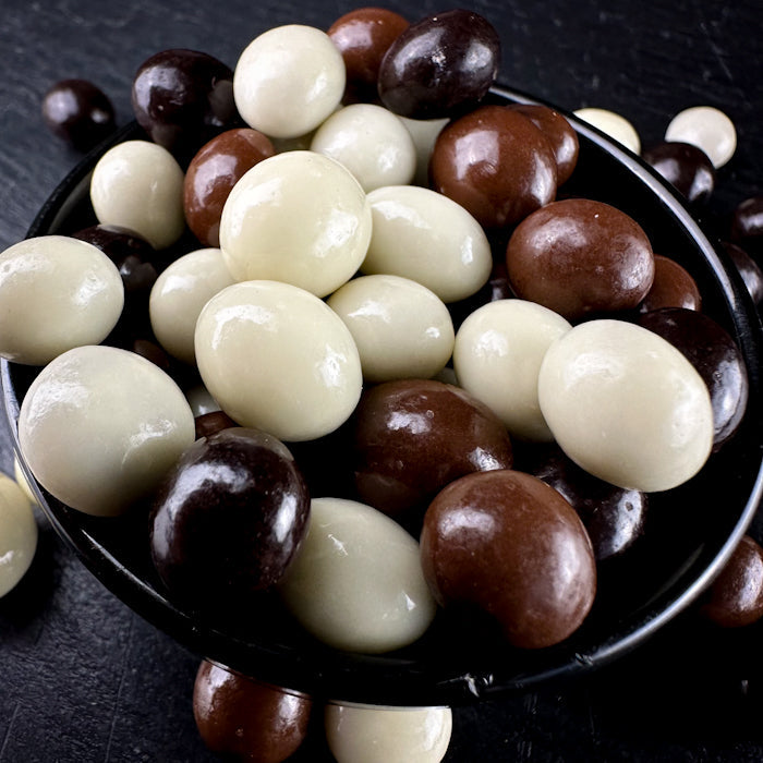 Кафияс пупиньяс тумша, балта и пена шоколаде