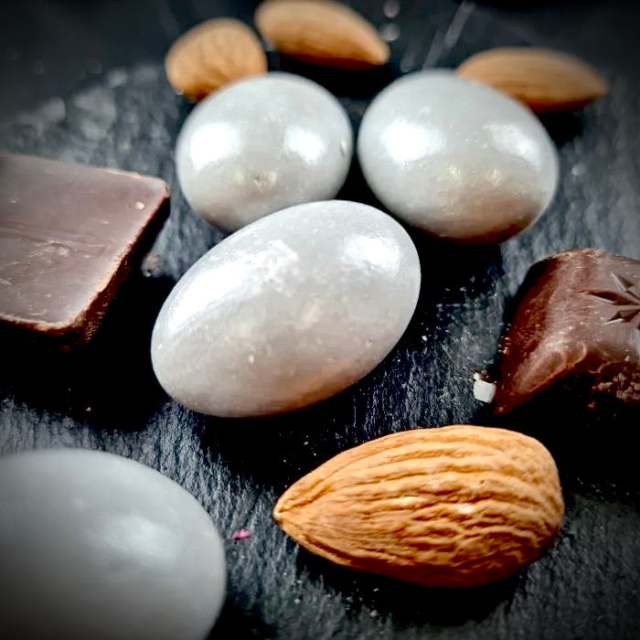 Sudrabaini pelēkas dragejas ar mandelēm pienā beļģu šokolādē