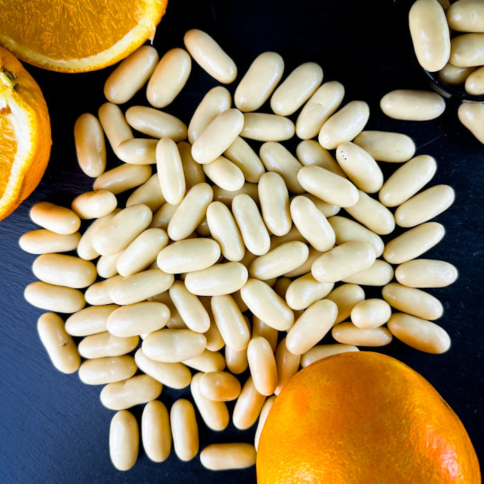 Дражеяс ар аппельсину cukātiem baltā beļģu šokolādē