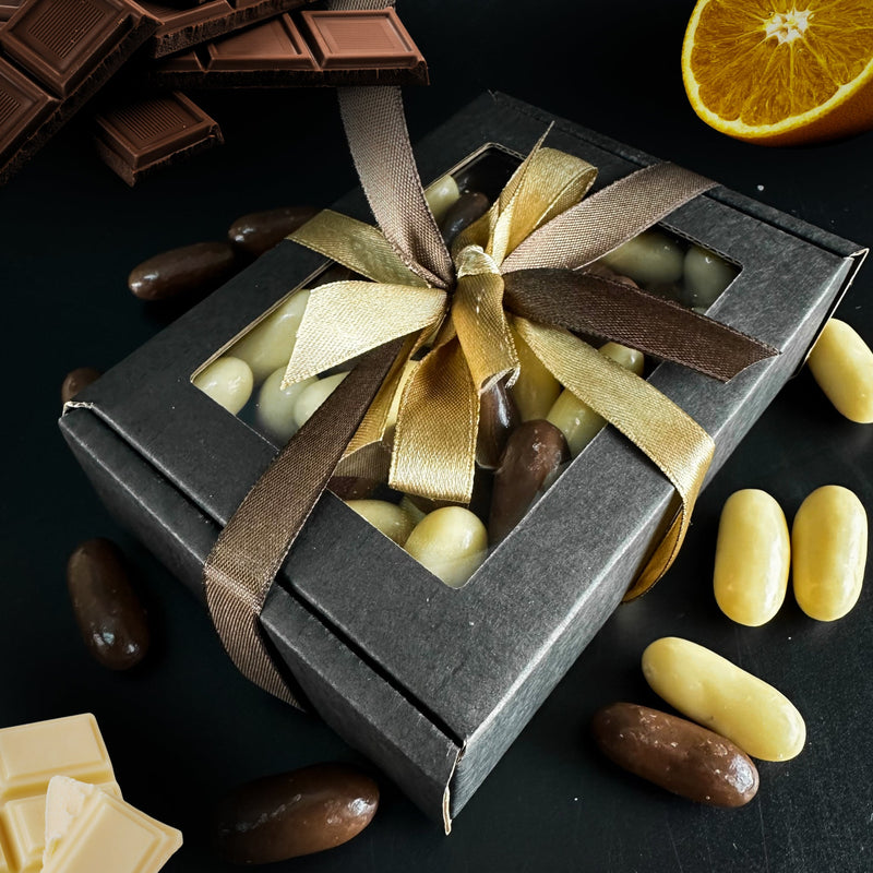 Шоколадные драже с молоком cukātiem kastetē