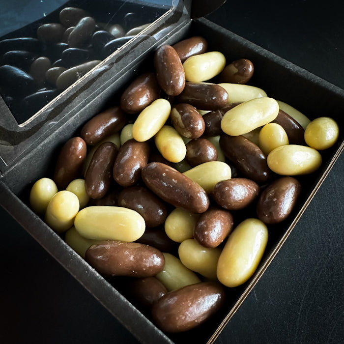 Шоколадные драже с молоком cukātiem kastetē