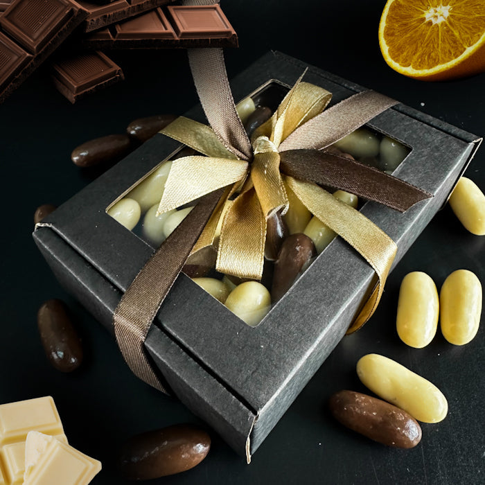 Шоколадные драже с молоком cukātiem kastetē