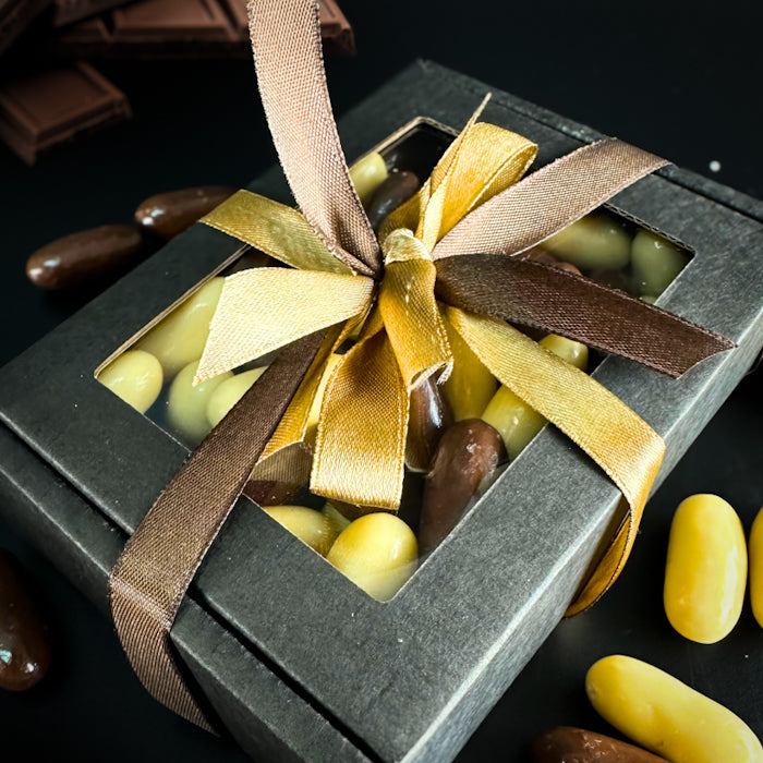 Шоколадные драже с молоком cukātiem kastetē