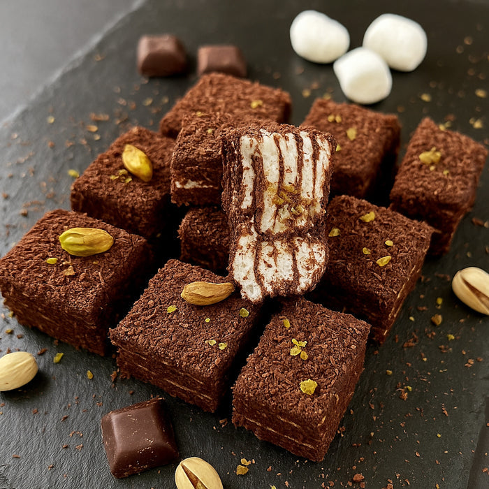 Лукума тортите с шоколадом, подавайте и фисташками