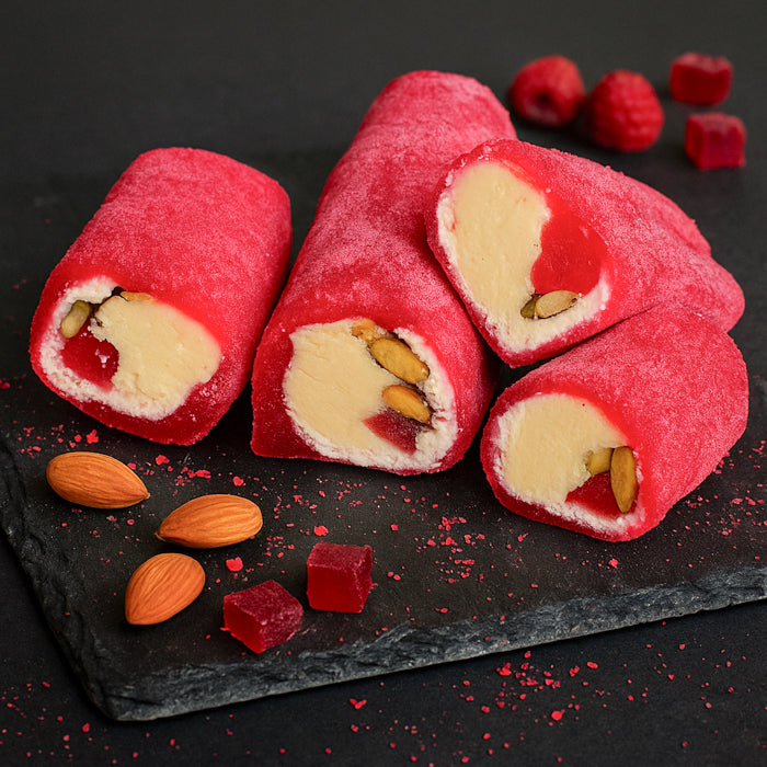 Lukums ar lazdu riekstu kremu, mandelēm un aveņu Pastilu