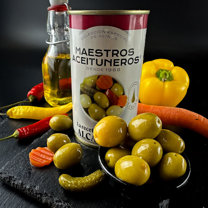 Оливас заливается маринадом и дарзинием