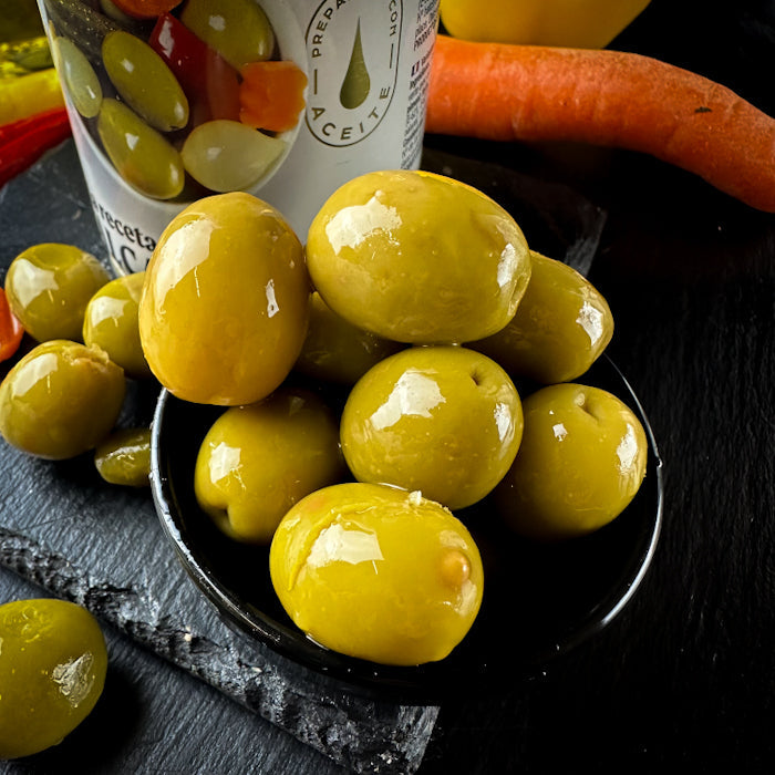 Оливас заливается маринадом и дарзинием