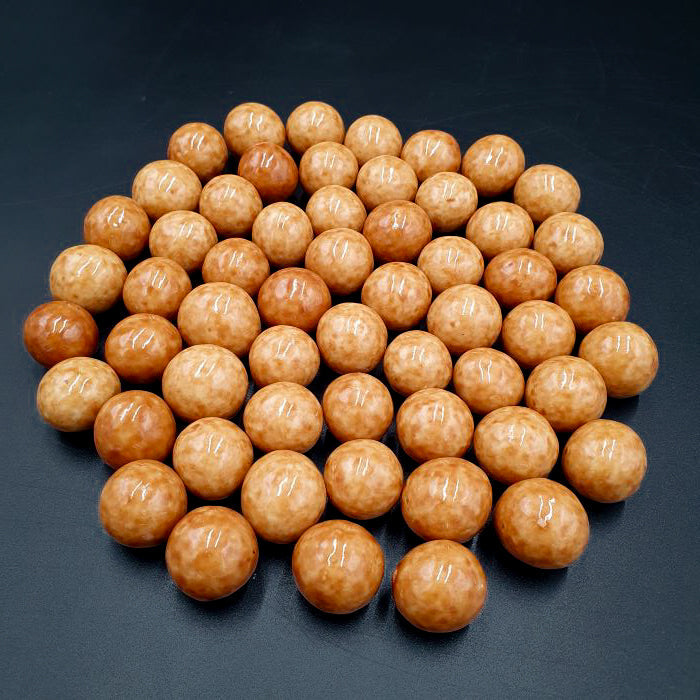 Тирамису драже с красивым блюдом из белой шоколадки