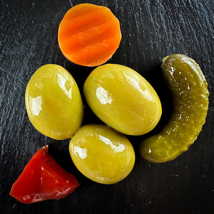 Оливас заливается маринадом и дарзинием